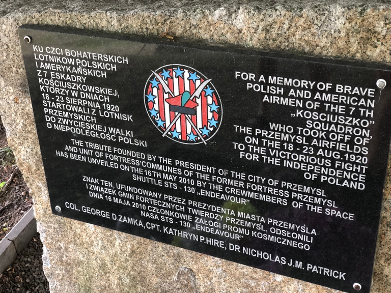 Tablica ku czci dzielnych amerykańskich i polskich lotników z 7 Eskadry Kościuszkowskiej