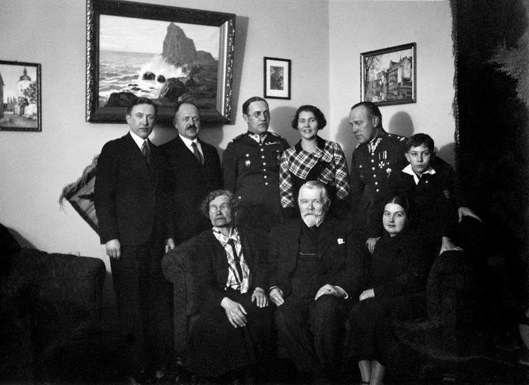 Grupa osób w mieszkaniu. Wśród nich pierwszy od prawej, w górnym rzędzie mjr Tadeusz Rudnicki a obok niego, w tym samym rzędzie, żona Janina Rudnicka.  [sygnatura: 29/2280/0/-/358] 